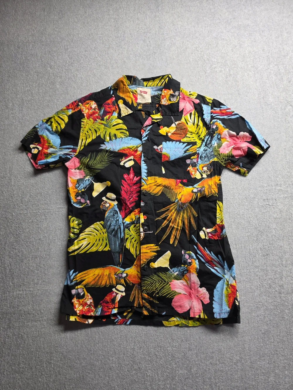 Levi’s Hawaiian Shirt Men's Size Small Black Parrot Tropical Print Short Sleeve
